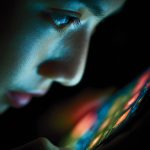 スマホ・PCの画面はなぜ光る？日常に潜む元素の「裏切り」