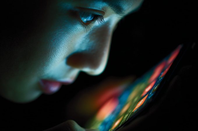 スマホ・PCの画面はなぜ光る？日常に潜む元素の「裏切り」